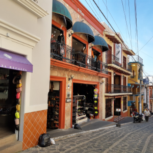 NAOLINCO, ENTRE ARTESANÍAS, CUEROS Y COLORES