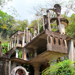 JARDíN SURREALISTA Y SÓTANO DE HUAHUAS